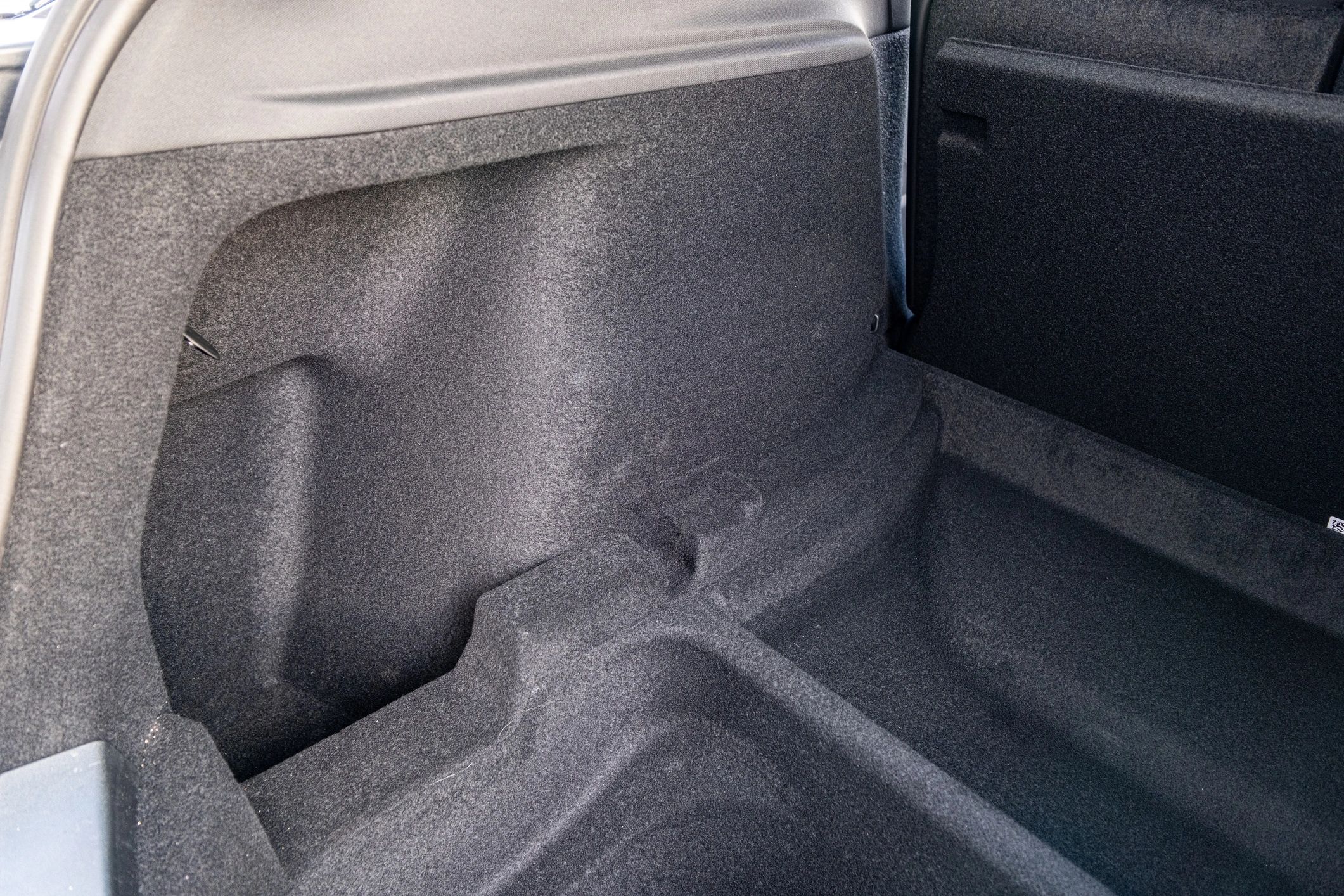 Vehicle interior storage compartment detail